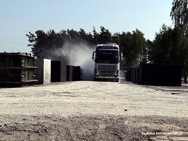 Magazyn szamb betonowych gotowych do transportu do Andrychów - certyfikowane zbiorniki z atestem
