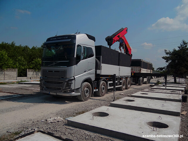 Załadunek szamba betonowego na HDS - montaż i dostawa zbiorników w Andrychów